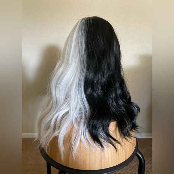 Cruella De vil Halloween wig - Picture 6 of 13